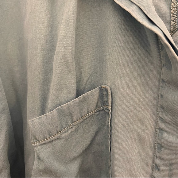 Old Navy - Split Back Button Down - Picture 2 of 9
